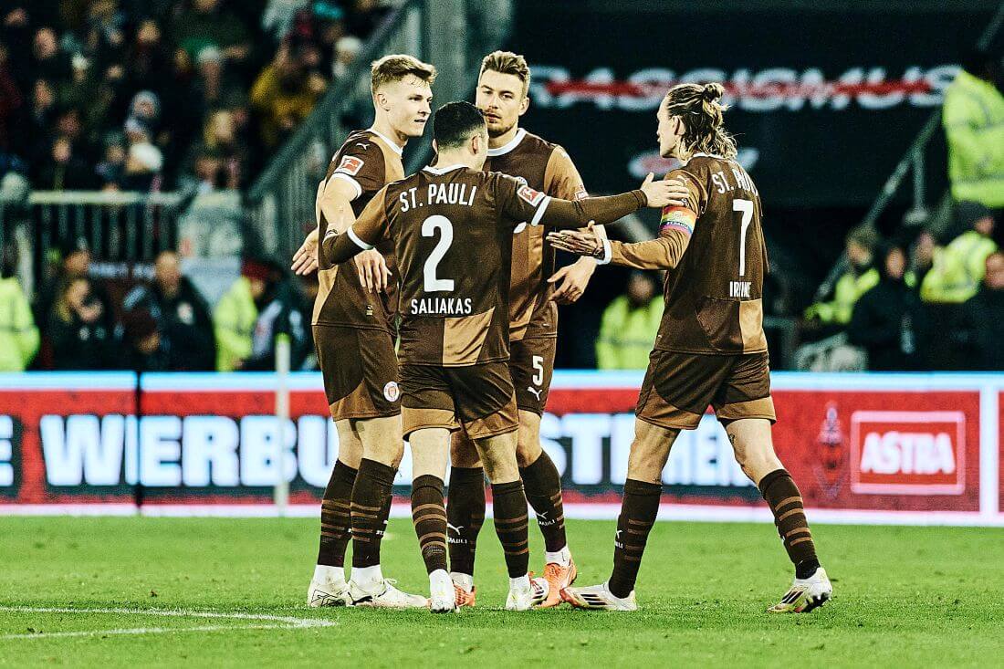 Hambourg, Allemagne, 14.03.2024, Millerntor -Stadion, FC St. Pauli - TSG Hoffenheim David Nemeth, Manolis Saliakas, Hauke ​​Wahl et Jackson Irvine célèbrent la victoire du FC St. Pauli contre TSG Hoffenheim. Copyright: Stefan Groenveld