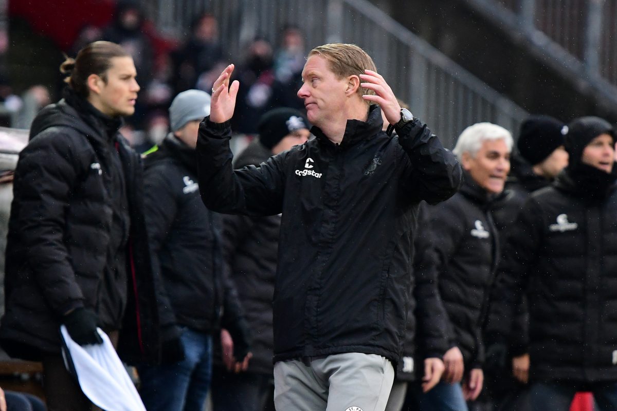 Timo Schultz, Trainer des FC St. Pauli, ist unzufrieden mit seinem Team im Spiel gegen Hannover 96.
