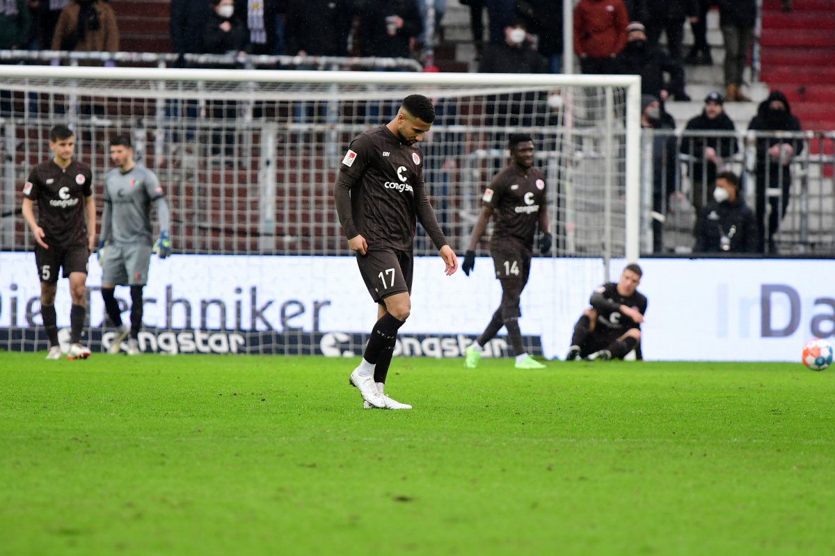 Daniel-Kofi Kyereh verliert mit dem FC St. Pauli 0:3 gegen Hannover 96.