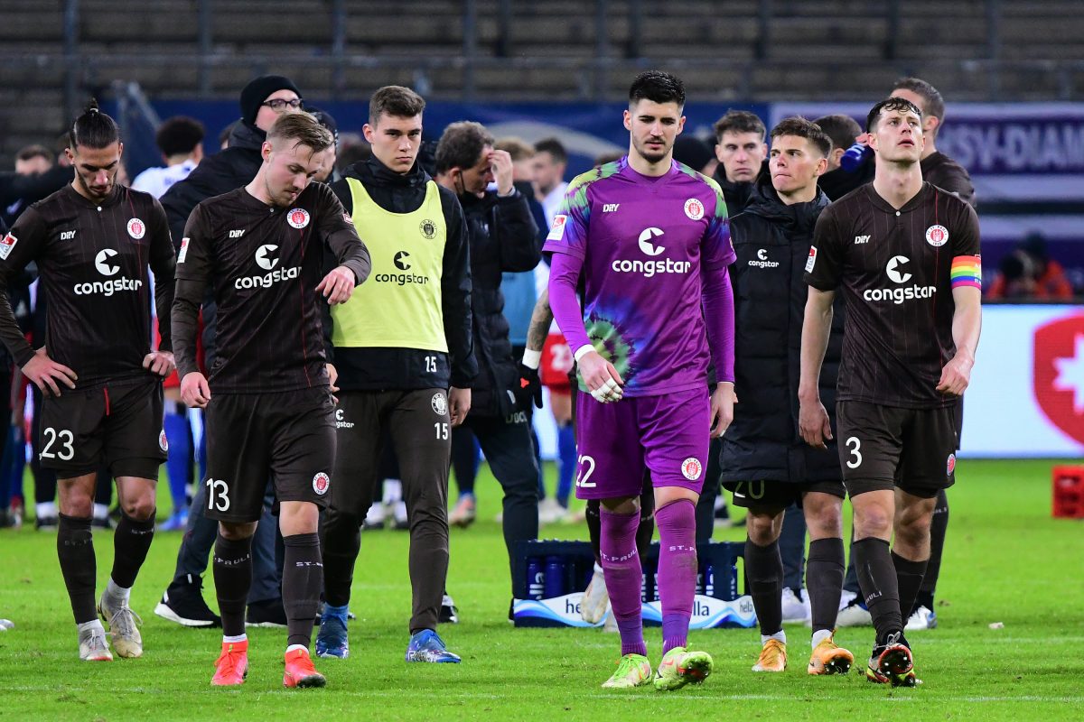 Die Spieler des FC St. Pauli sind enttäuscht nach der Niederlage im Derby gegen den HSV.