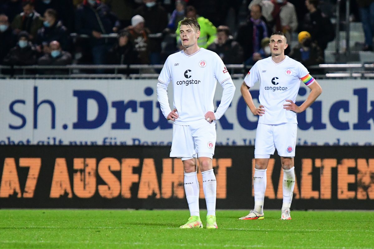 Eric Smith und Philipp Ziereis vom FC St. Pauli sind enttäuscht nach der Niederlage gegen Holstein Kiel im Dezember 2021.