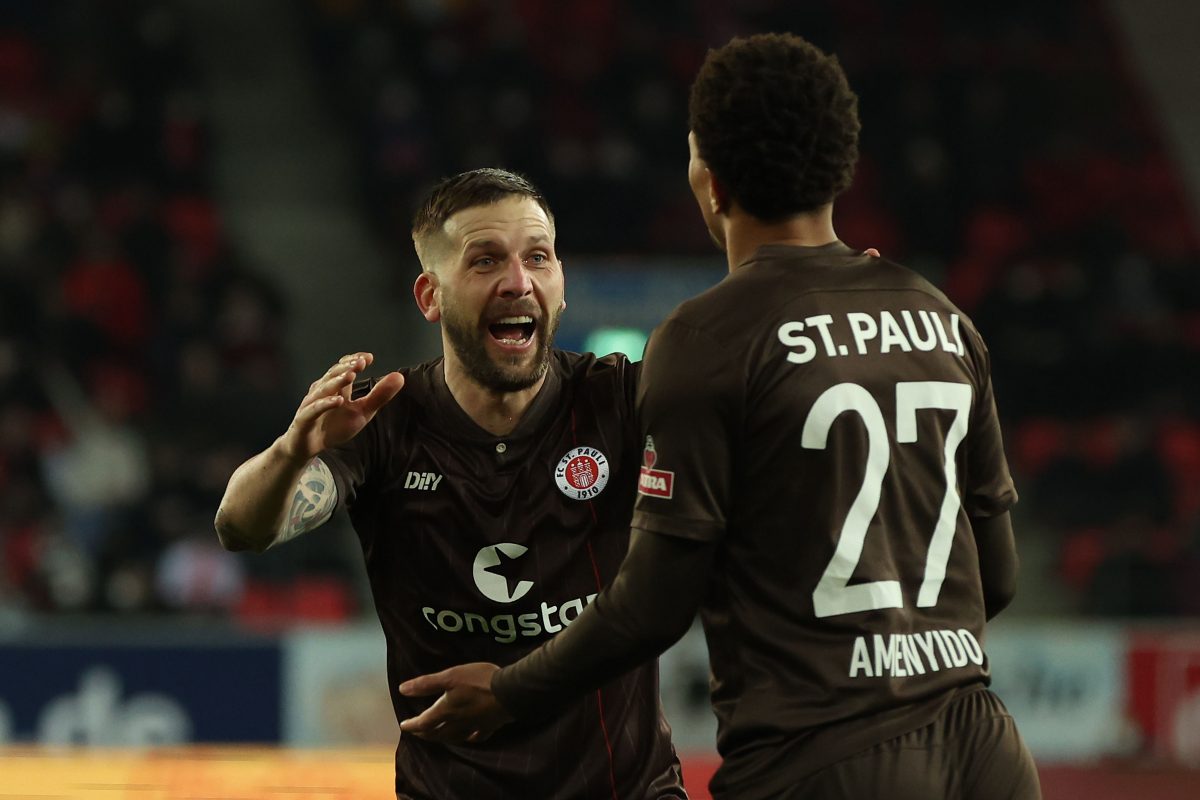 Guido Burgstaller und Etienne Amenyido feiern ein Tor des FC St. Pauli gegen den SSV Jahn Regensburg