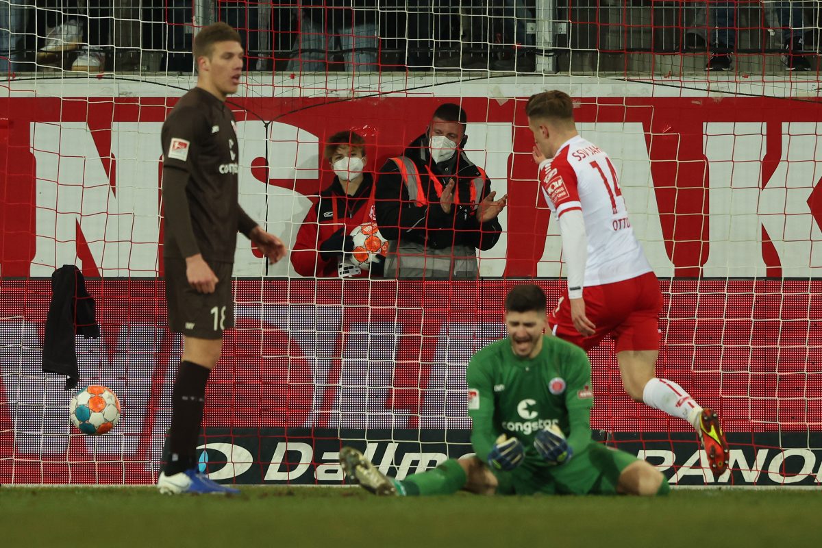Nikola Vasilj und Jakov Medic hadern nach dem Tor von David Otto im Spiel zwischen Jahn Regensburg und dem FC St. Pauli