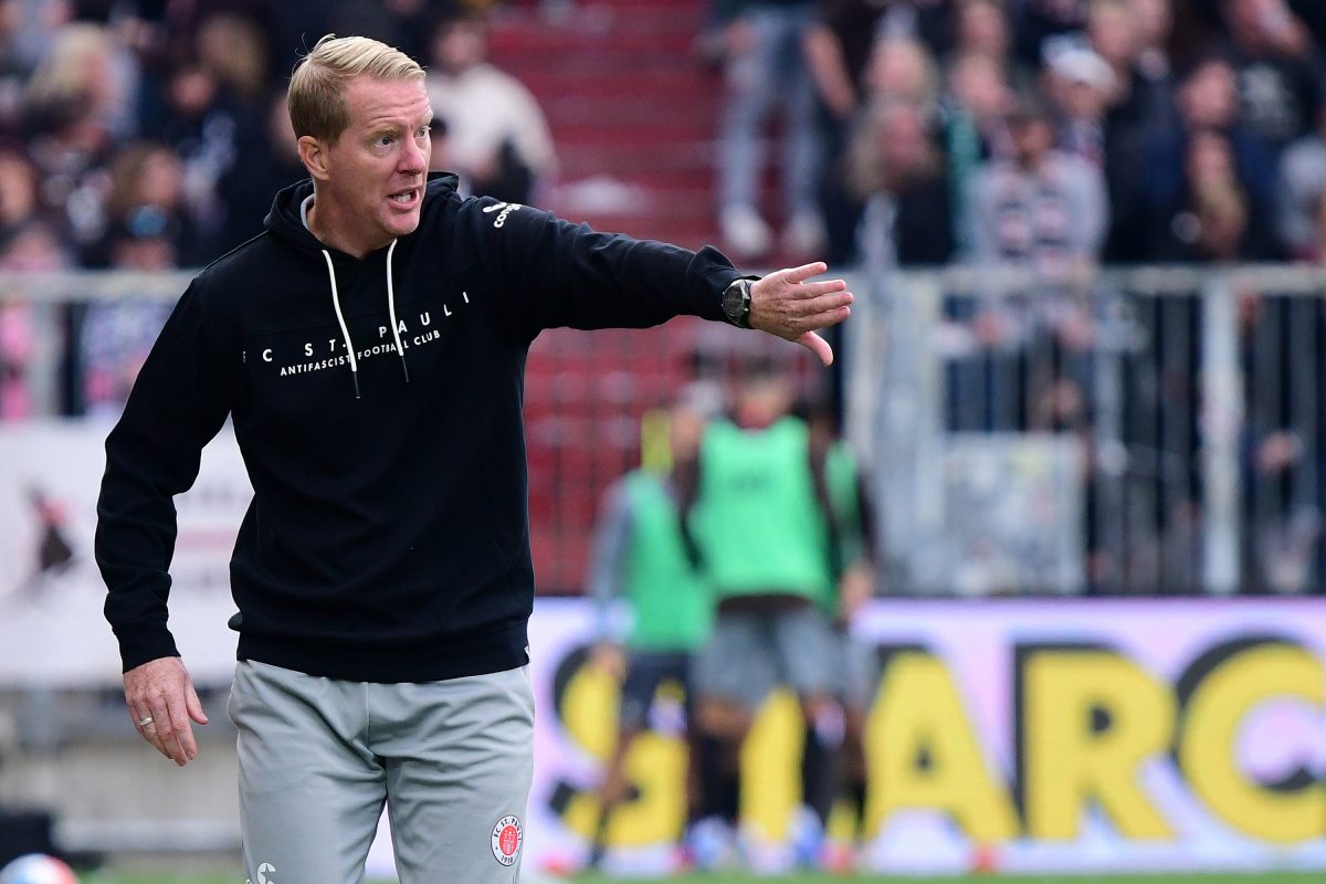 Timo Schultz, Trainer des FC St. Pauli, gibt taktische Anweisungen