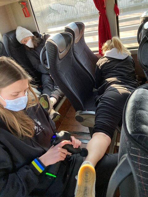 Massage der Wadenmuskulatur im Bus.