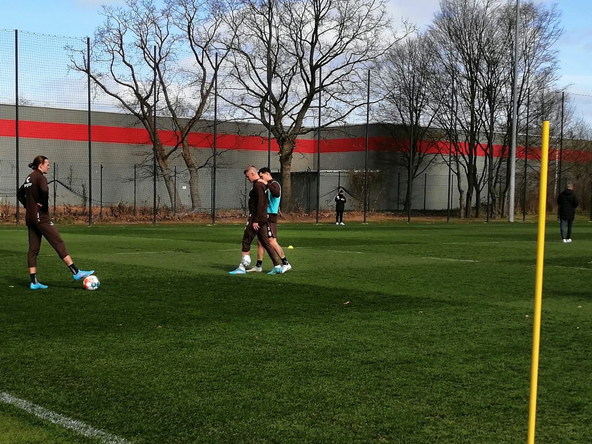 Hamburg, Deutschland, 29.03.2022 - Eric Smith verlässt das Training des FC St. Pauli aufgrund einer Verletzung