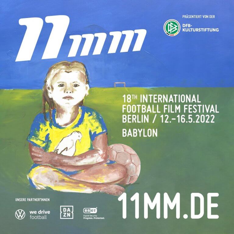 Werbeplakat für das 11mm-Filmfestival. Ein Mädchen im Gelb-Blauen Trikot sitzt mit einer Friedenstaube auf dem Rasen, neben ihr liegt ein Ball.