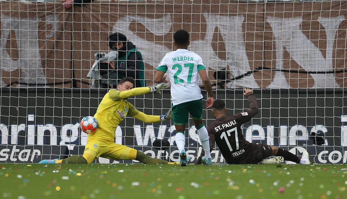 Daniel-Kofi Kyereh (R) of FC St. Pauli scores his sides first goal during the Second Bundesliga match between FC St. Pauli and SV Werder Bremen at Millerntor Stadium on April 09, 2022 in Hamburg, Germany.