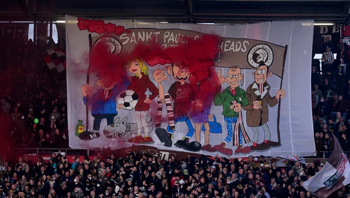 Ein Transparent auf der Gegengerade, auf dem sechs Skinheads im Comic-Style gezeichnet sind und der Schriftzug: "Sankt Pauli Skinheads - 25 years".