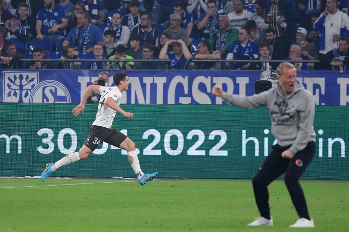Igor Matanovic feiert im Hintergrund eines seiner Torr, im Vordergrund feiert Timo Schultz.