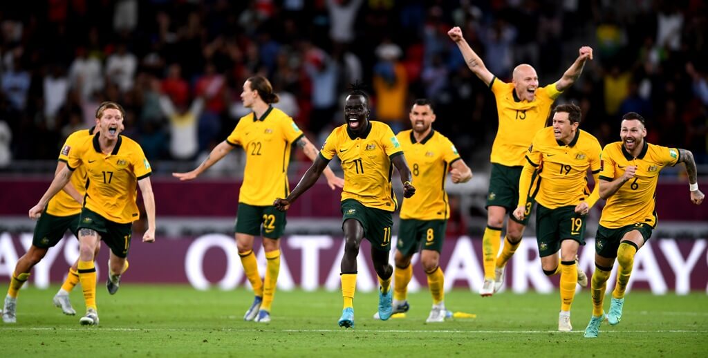 Australische Fußballer bejubeln die Qualifikation für die WM und laufen aus dem Mittelkreis los.