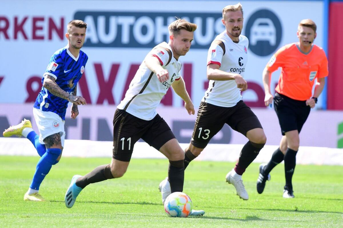 Johannes Eggestein (FC St. Pauli) beim Dribbling im Spiel gegen Hansa Rostock. Im Hintergrund Lukas Daschner (FC St. Pauli)