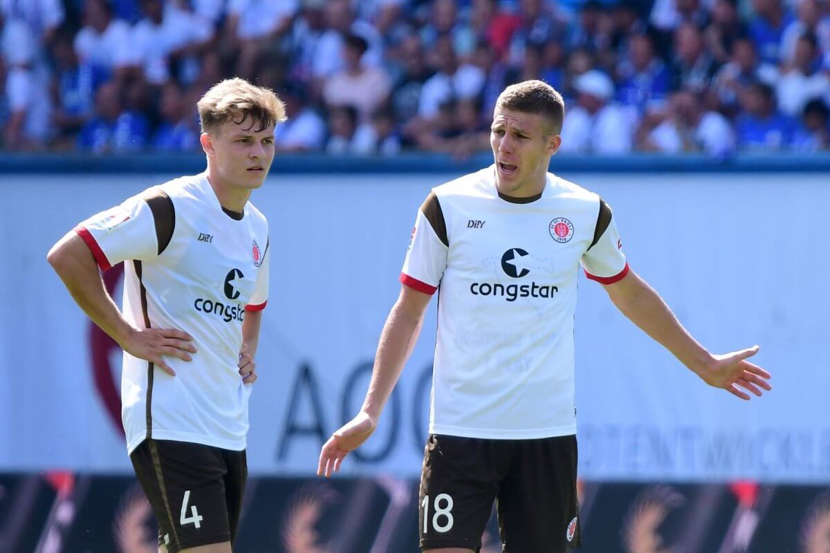 David Nemeth und Jakov Medic (beide FC St. Pauli) diskutieren nach einem Gegentor durch Hansa Rostock.