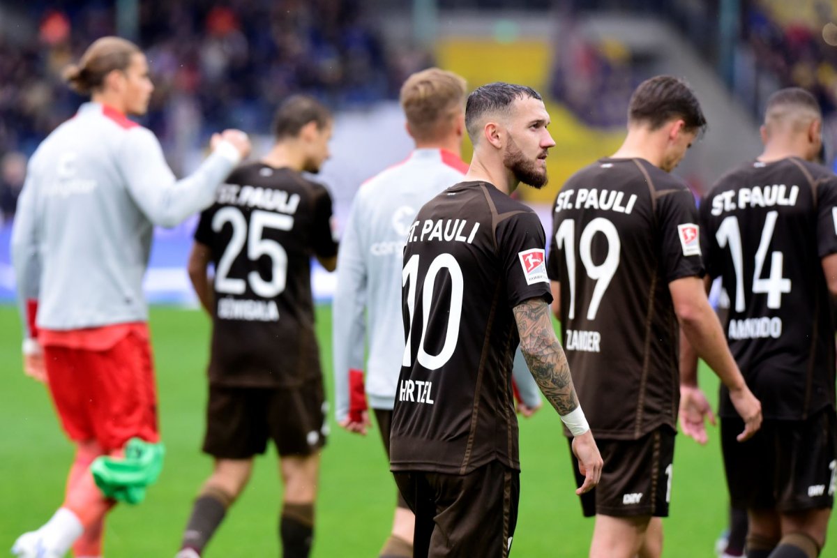 Braunschweig, Deutschland, 08.10.2022 - Marcel Hartel und die restlichen Spieler des FC St. Pauli sind enttaeuscht nach der Niederlage gegen Eintracht Braunschweig.