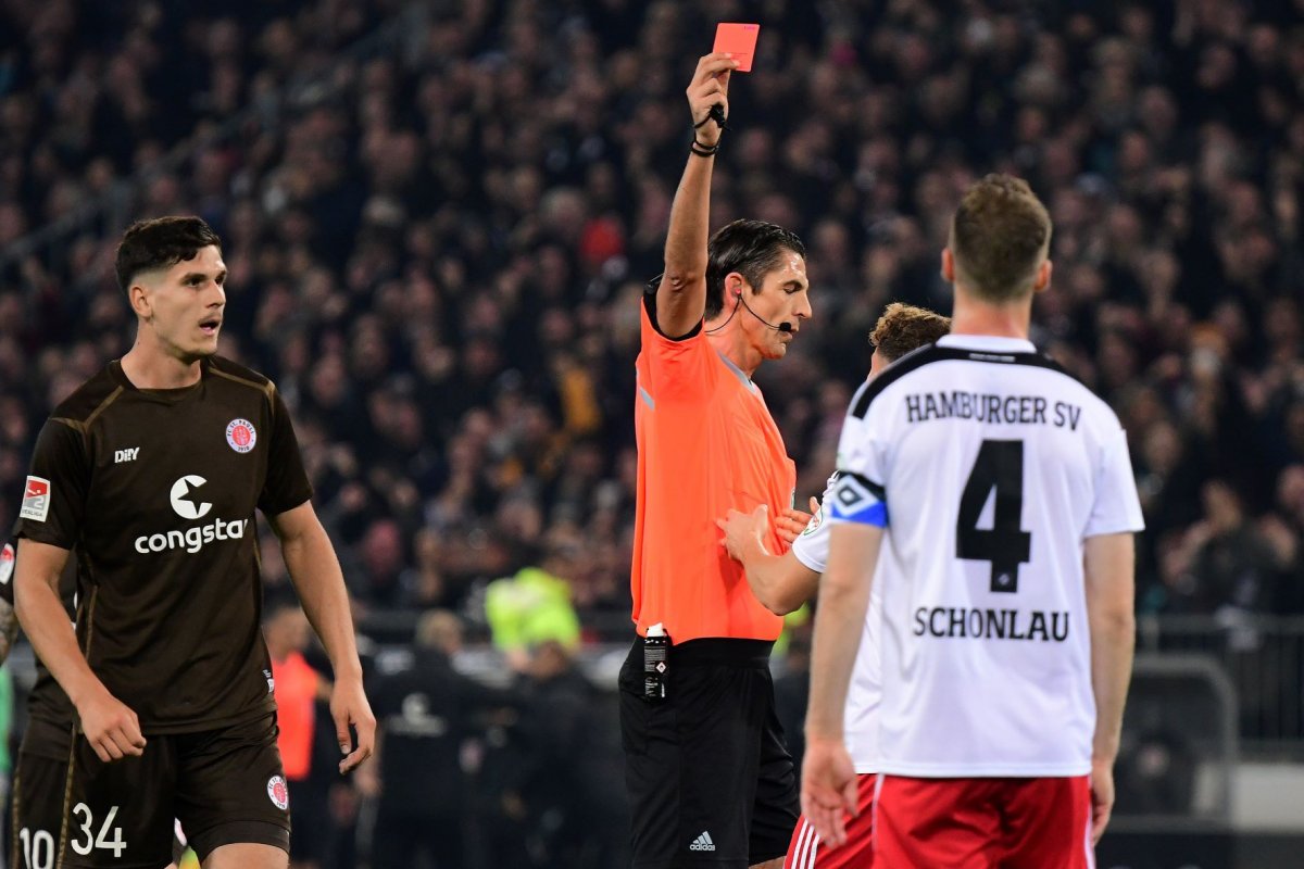 Schiedsrichter Deniz Aytekin zeigt Sebastian Schonlau (Hamburger SV) im Spiel gegen den FC St. Pauli die Rote Karte.