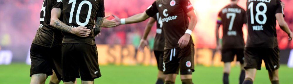 Hamburg, Deutschland, 14.10.2022 - Die Spieler des FC St. Pauli feiern ein Tor im Derby gegen den Hamburger SV - Copyright: Peter Boehmer