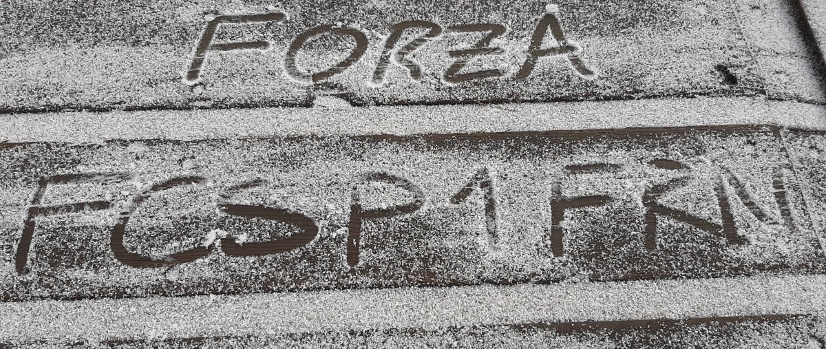 "Forza FCSP1FRN" in den Schnee geschrieben.