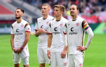 Hamburg, Deutschland, 05.11.2022 - Die Spieler des FC St. Pauli sind enttäuscht nach der Niederlage gegen Fortuna Düsseldorf - Copyright: Peter Boehmer