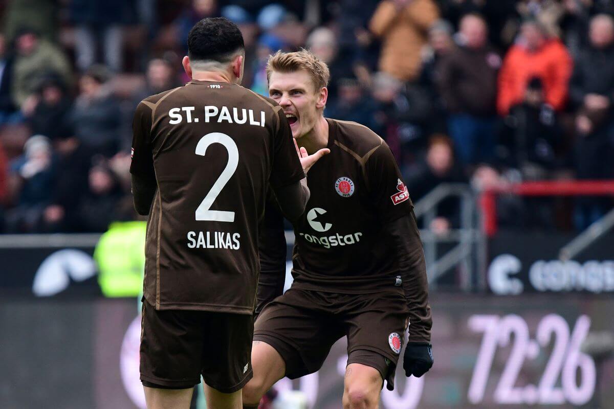 Hamburg, Deutschland, 05.02.2023 - Manolis Saliakas und Eric Smith (beide FC St. Pauli) feiern den Sieg gegen Hannover 96 - Copyright: Peter Boehmer