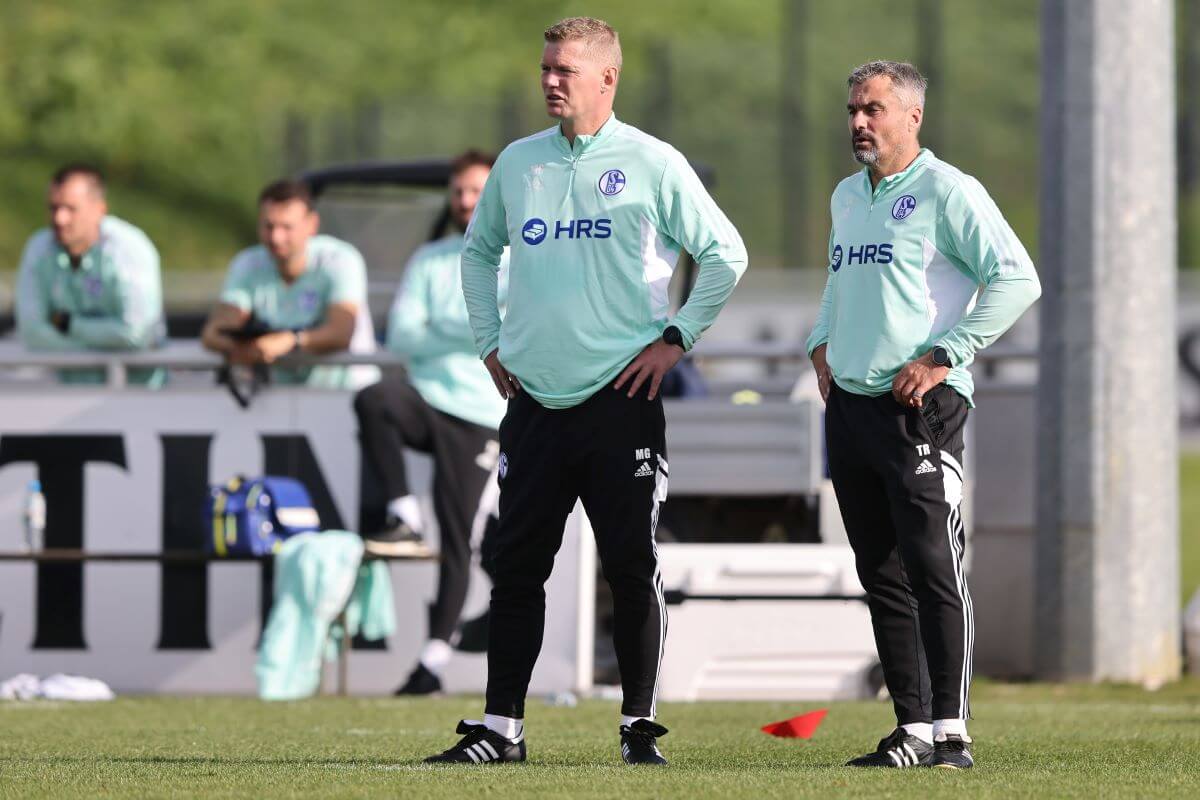 Markus Gellhaus und Thomas Reis beim Training des FC Schalke 04