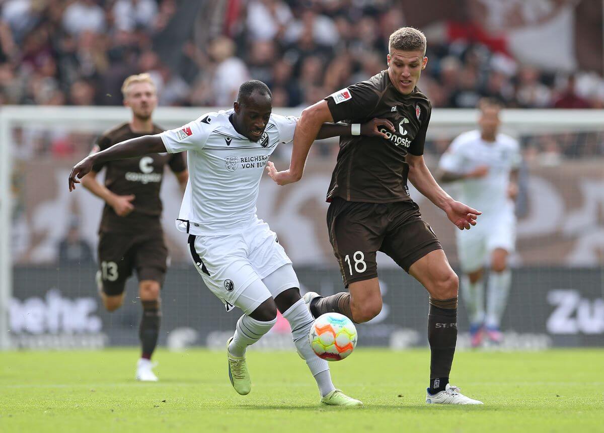 HAMBURG, GERMANY - SEPTEMBER 11: (L-R) Christian Kinsombi of SV Sandhausen and Jakov Medic of FC St. Pauli battle for the ball during the Second Bundesliga match between FC St. Pauli and SV Sandhausen at Millerntor Stadium on September 11, 2022 in Hamburg, Germany. (Photo by Cathrin Mueller/Getty Images)