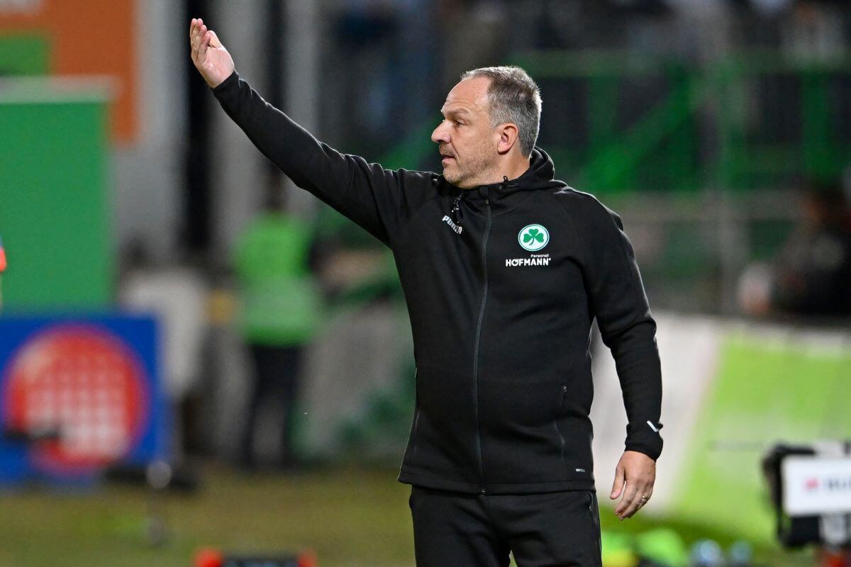 FUERTH, GERMANY - OCTOBER 28: Head coach Alexander Zorniger of Fuerth gives advice to his team during the Second Bundesliga match between SpVgg Greuther Fürth and DSC Arminia Bielefeld at Sportpark Ronhof on October 28, 2022 in Fuerth, Germany. (Photo by Thomas F. Starke/Getty Images)