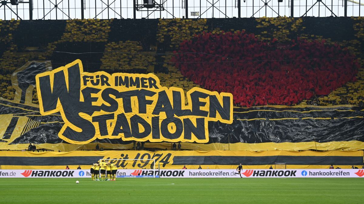 Gelb-Schwarze Zettelchoreo mit einem großen roten Herz, davor der Schriftzug "Für immer Westfalen Stadion - seit 1974"
