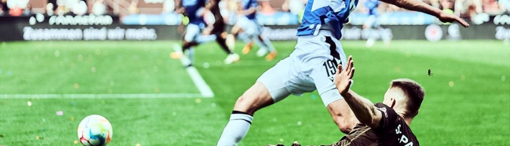 Hamburg, Deutschland, 29.04.2023, Fussball 2. Bundesliga - Karol Mets (FC St. Pauli) klärt den Ball vor Manuel Prietl (Arminia Bielefeld) - Copyright: Stefan Groenveld