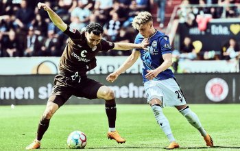 Hamburg, Deutschland, 29.04.2023, Fussball 2. Bundesliga - Manolis Saliakas (FC St. Pauli) im Zweikampf mit Robin Hack (Arminia Bielefeld) - Copyright: Stefan Groenveld