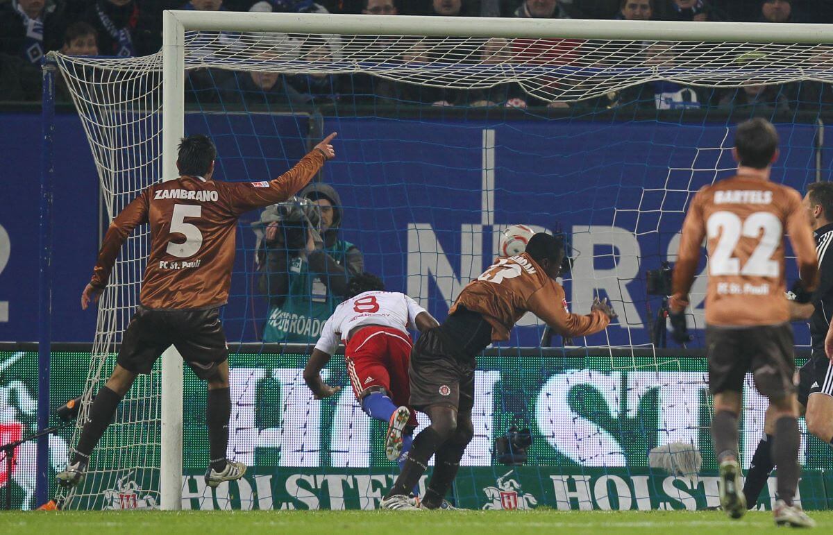 IMAGO / HochZwei/Angerer Hamburger SV (Hamburg HSV / weiß) vs. FC St. Pauli (braun) 0:1 / Gerald ASAMOAH (Pauli, 3.vli.), Tor zum 0:1