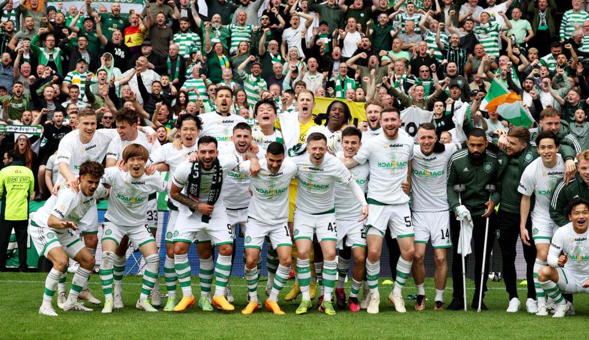 Das Team von Celtic feiert den Meistertitel mit einem Gruppenphoto vor den mitgereisten Fans.