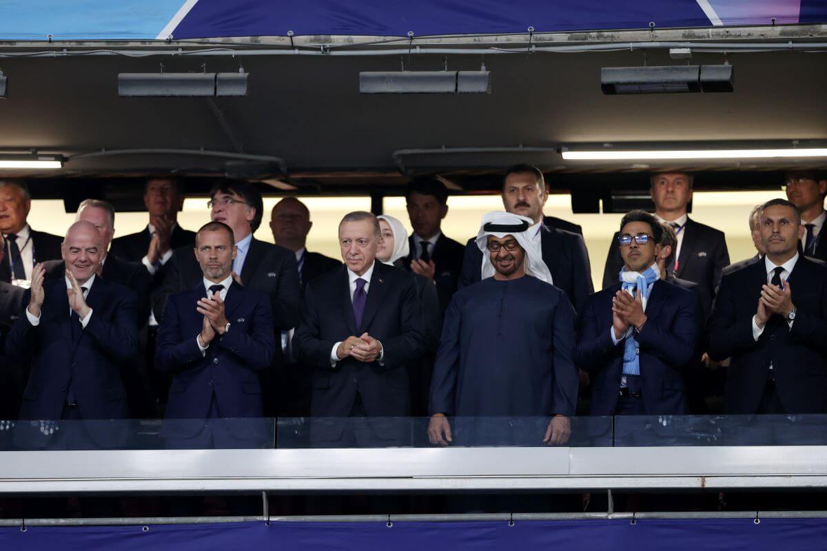 Eine Reihe wichtig aussehender Männer beim Champions League Finale, u.a. Gianni Infantino, Recep Tayyip Erdogan und die Besitzer von Manchester City.