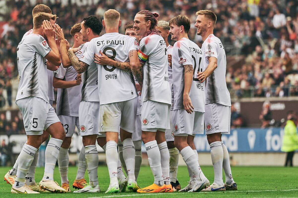 Die FC St. Pauli-Spieler bejubeln im Test gegen Hapoel das 2:0 durch Manolis Saliakas.