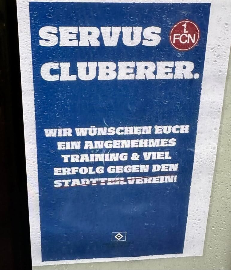 Schild des HSV mit folgender Aufschrift:
"Servus Cluberer. Wir wünschen Euch ein angenehmes Training & viel Erfolg gegen den Stadtteilverein."