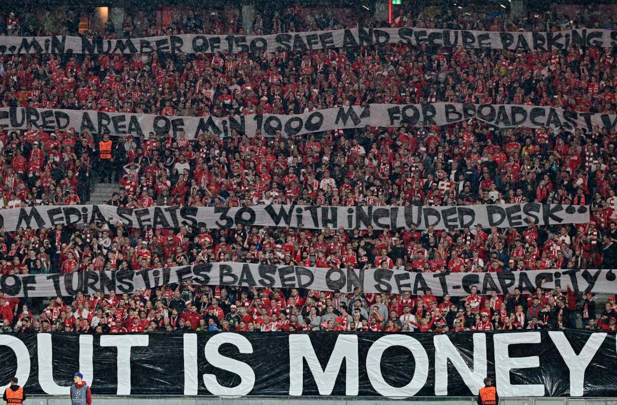 Banner auf der Gegengeraden des Olympiastadions, mit organisatorischen Vorgaben der UEFA für Champions League Spiele.