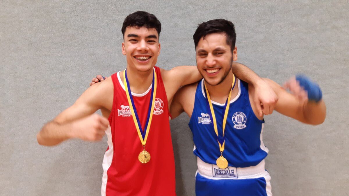 Mustafa Hemati und Arash Alawoddin nach ihren Siegen mit strahlendem Lächeln und der Siegermedaille.