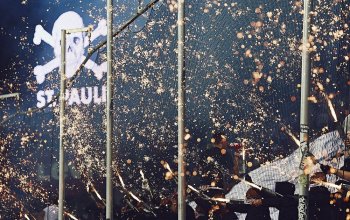 Hamburg, Deutschland, 23.09.2023, 2. Bundesliga, Fussball - Die Fans des FC St. Pauli brennen beim Spiel gegen den FC Schalke 04 im Rahmen einer Choreographie Pyrotechnik ab - Copyright: Stefan Groenveld DFL regulations prohibit any use of photographs as image sequences and/or quasi-video.