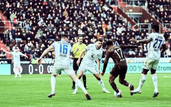 Hamburg, Deutschland, 26.02.2023 - Oladapo Afolayan (FC St. Pauli) im Duell mit Spielern von Hansa Rostock