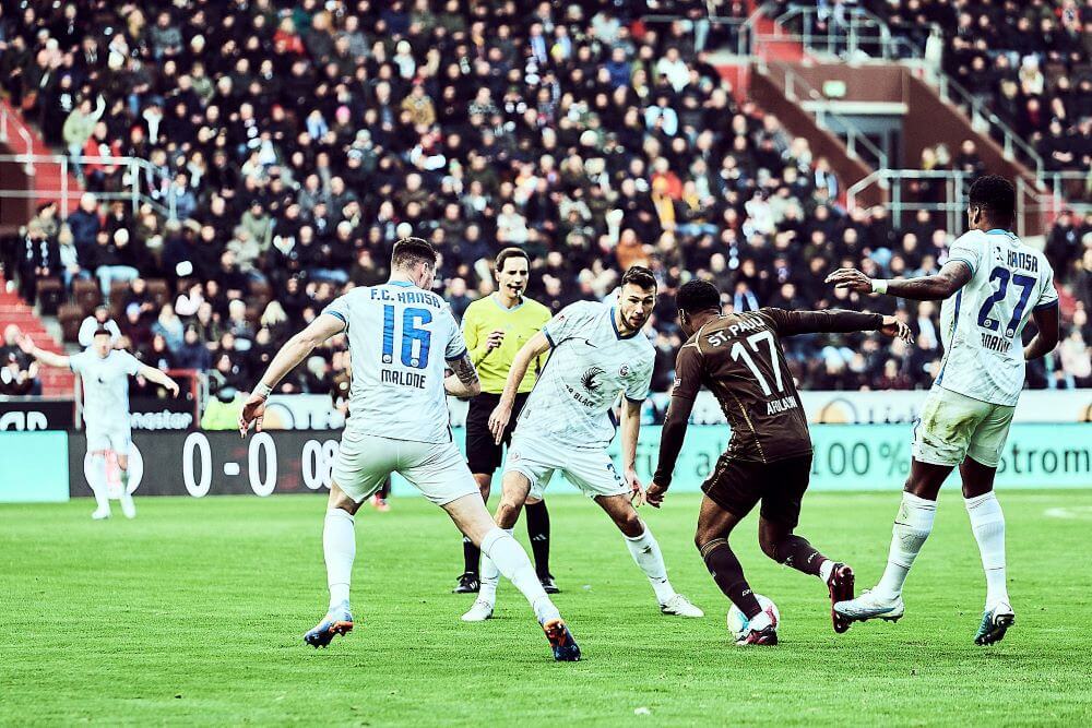 Hamburg, Deutschland, 26.02.2023 - Oladapo Afolayan (FC St. Pauli) im Duell mit Spielern von Hansa Rostock - Copyright: Stefan Groenveld