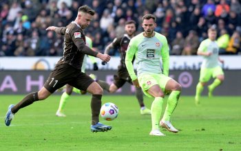 Deutschland, Hamburg, 20.01.2024, Fussball 2. Bundesliga, FC St. Pauli - 1. FC Kaiserslautern, Millerntor Johannes Eggestein (FC St. Pauli) setzt zum Torschuss an. Boris Tomiak (1. FC Kaiserslautern) schaut zu. Copyright: Peter Boehmer DFB regulations prohibit any use of photographs as image sequences and/or quasi-video.
