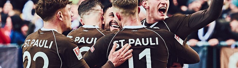 Deutschland, Hamburg, 20.01.2024, Fussball 2. Bundesliga, FC St. Pauli - 1. FC Kaiserslautern, Millerntor Die Spieler des FC St. Pauli feiern den Treffer von von Elias Saad zum 1:0 gegen den 1. FC Kaiserslautern. Copyright: Stefan Groenveld DFB regulations prohibit any use of photographs as image sequences and/or quasi-video.