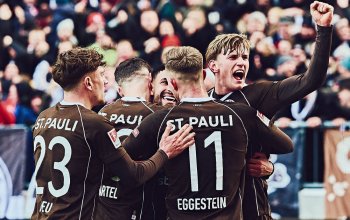 Deutschland, Hamburg, 20.01.2024, Fussball 2. Bundesliga, FC St. Pauli - 1. FC Kaiserslautern, Millerntor Die Spieler des FC St. Pauli feiern den Treffer von von Elias Saad zum 1:0 gegen den 1. FC Kaiserslautern. Copyright: Stefan Groenveld DFB regulations prohibit any use of photographs as image sequences and/or quasi-video.