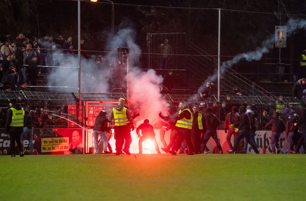 Regionalliga Nordost, Babelsberg 03 - FSV Zwickau, 20.02.2024
Fans von SVB03 greifen den Gästeblock an, zu sehen ist Pyrotechnik.