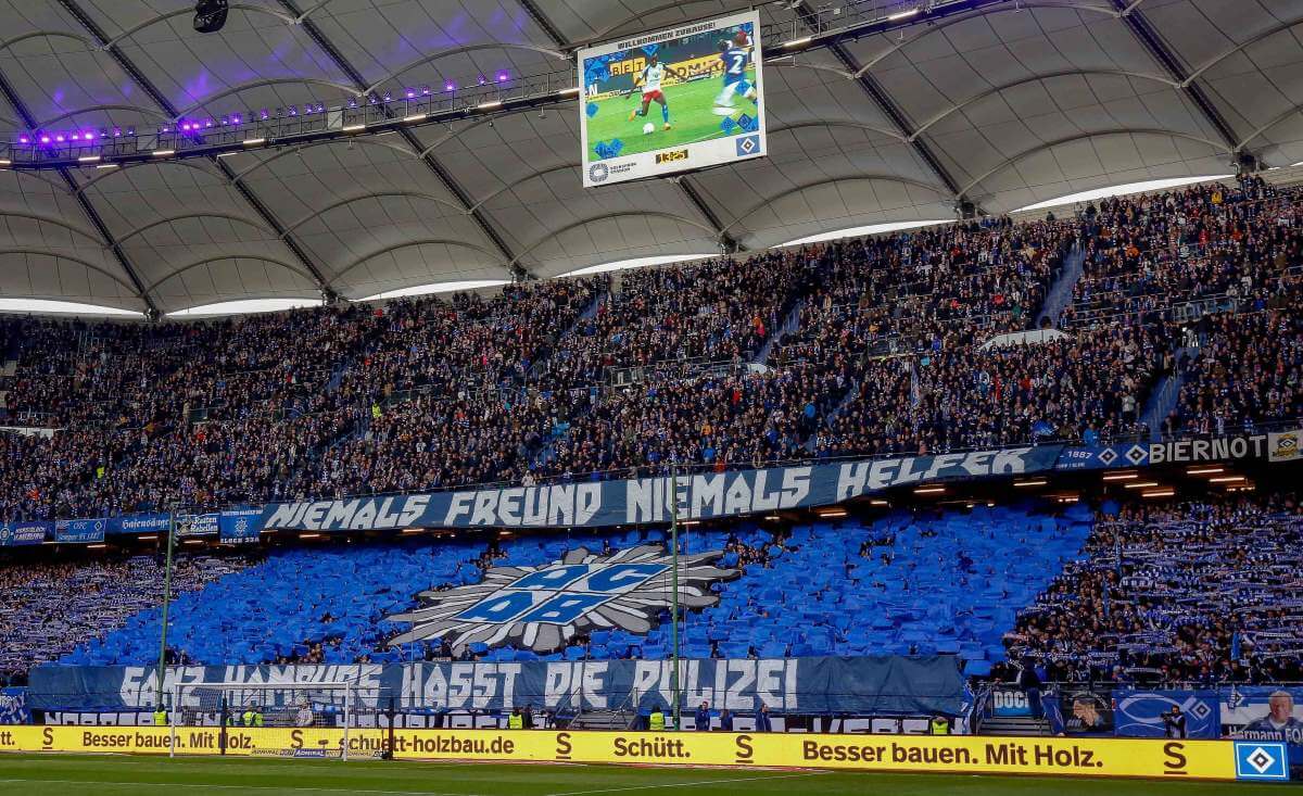 Choreo beim Spiel des HSV gegen Elversberg: "Niemals Freund, niemals Helfer - ACAB - Ganz Hamburg hasst die Polizei"