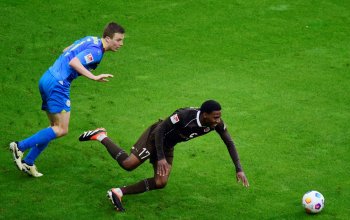 Torschütze Dapo Afolayan kommt im Zweikampf mit einem Spieler von Eintracht Braunschweig zu Fall.