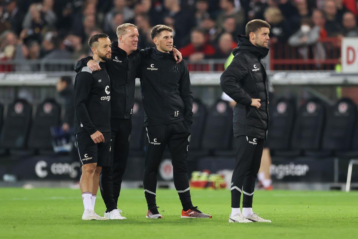 Timo Schultz, Loic Favé, Karim Rashwan und Fabian Hürzeler nach dem Sieg des FC St. Pauli gegen den Hamburger SV im Oktober 2022.