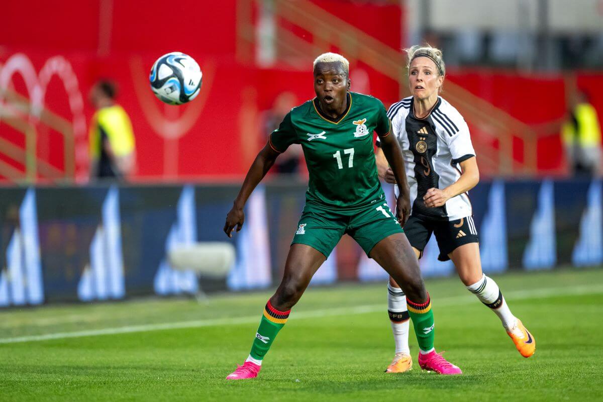 Racheal Kundananji (Sambia) beim Länderspiel gegen Deutschland mit Svenja Huth.