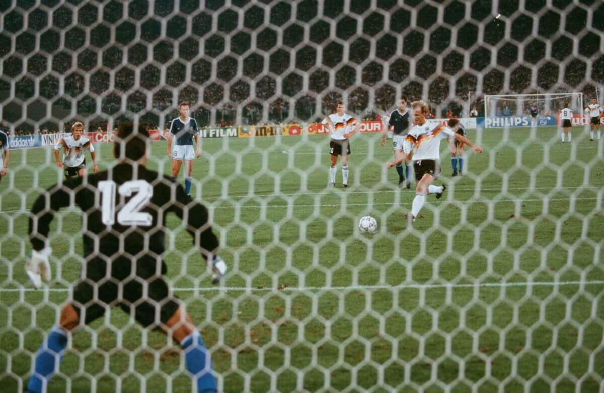 Andreas Brehme beim entscheidenden Elfmeter im WM-Finale 1990.