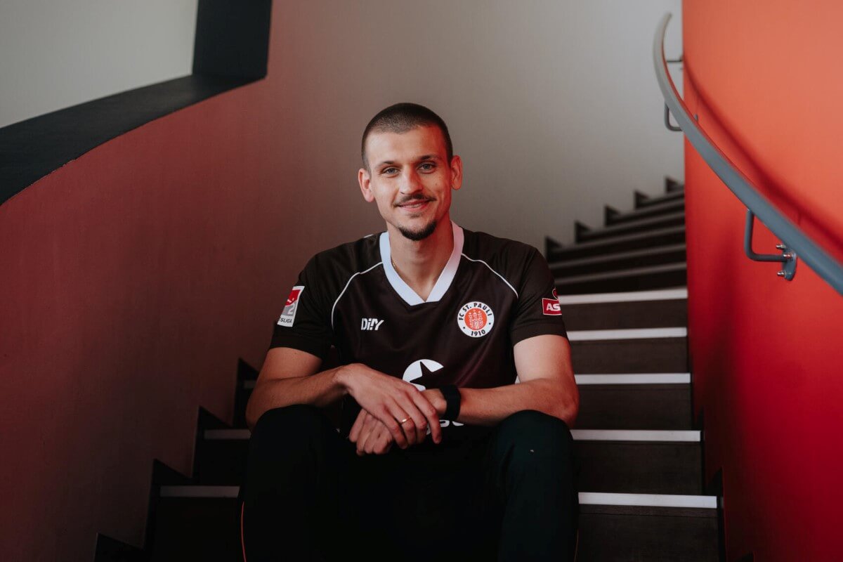 Adam Dzwigala (FC St. Pauli) auf der Treppe im Trainingszentrum an der Kollaustraße.