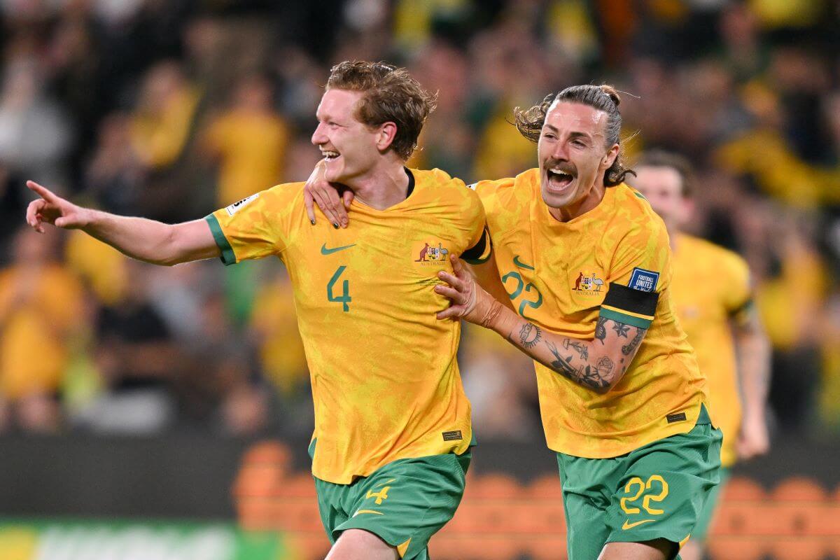 Jackson Irvine bejubelt das 2:0 für Australien gegen den Libanon mit Torschützen Kye Rowles.